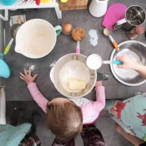 actividades de la vida diaria montessori, niñas cocinando