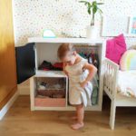 Un armario sencillo adaptado para niños y niñas pequeños