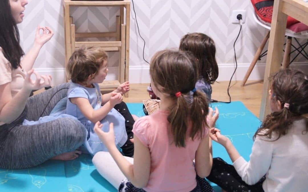 Yoga y meditación con peques + Directo con @lusatnam