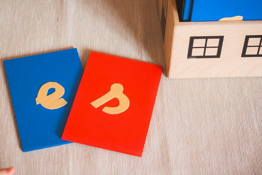 letras-y-numeros-de-lija-montessori-educando-en-conexion-1